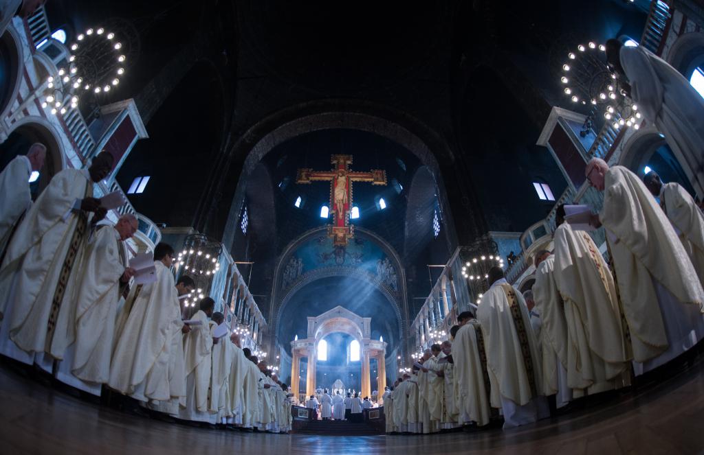‘Be accompaniers of the people entrusted to you,’ says Cardinal Vincent at Chrism Mass