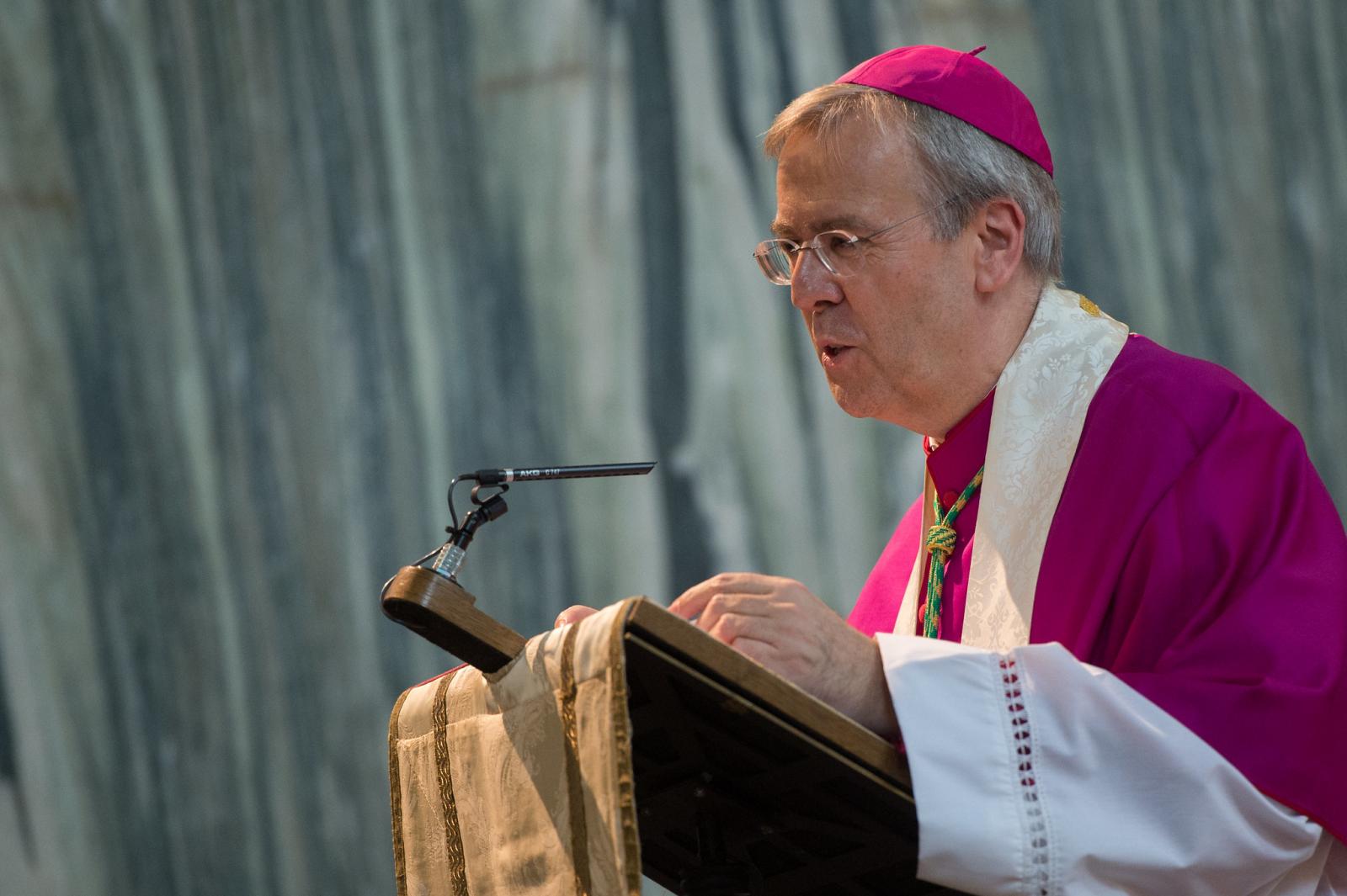 Bishop Nicholas prays for the people of Belarus