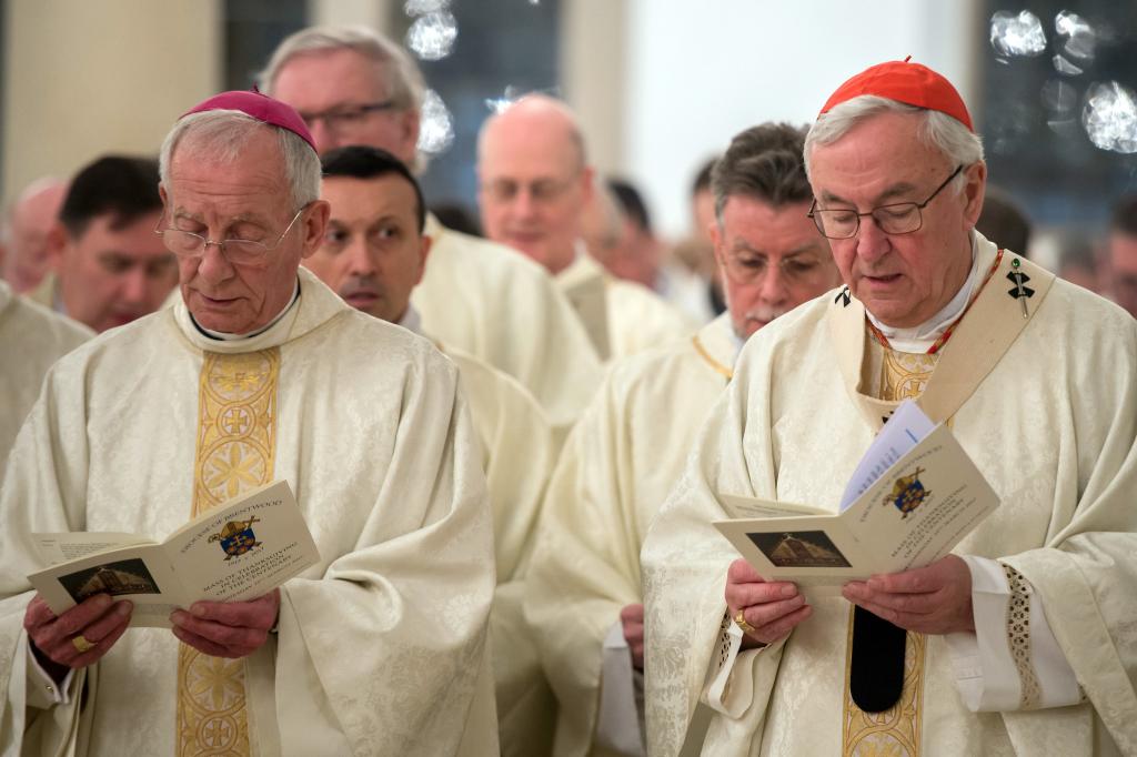 Cardinal prays for repose of soul of Archbishop Peter Smith