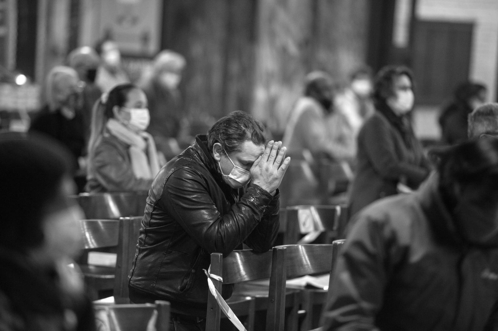 Cardinal joins UK faith leaders in writing for the continuation of public worship
