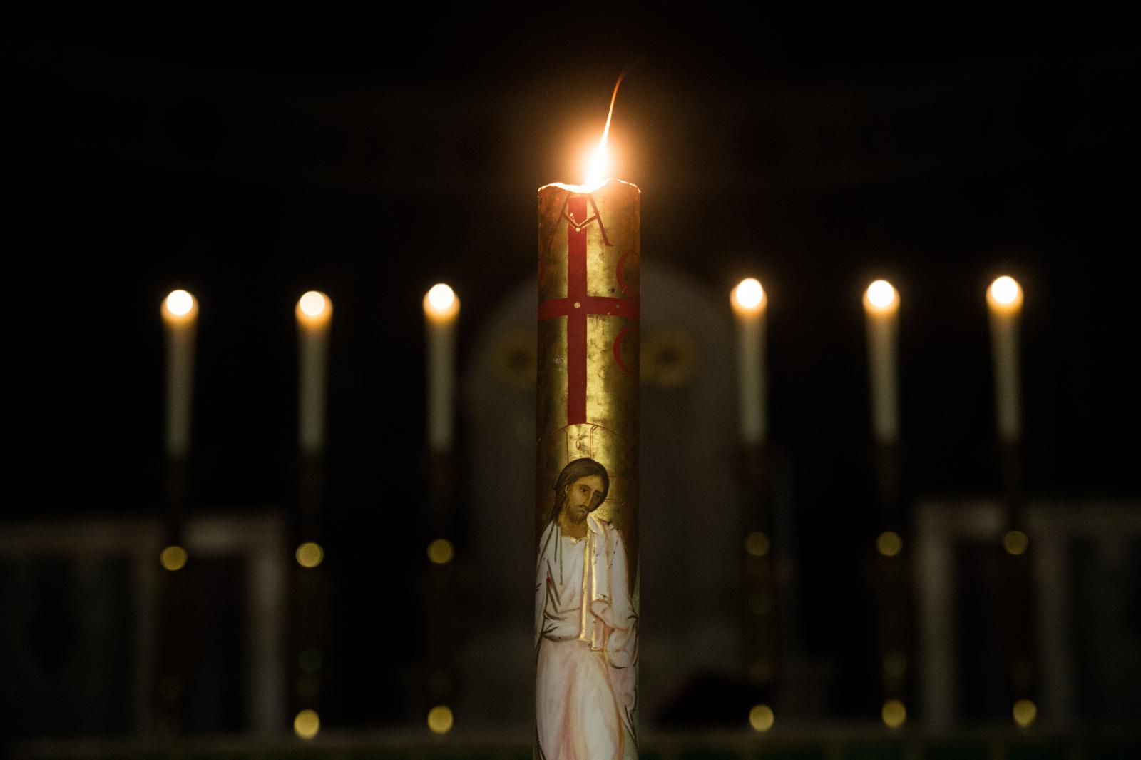 Prayer chain for victims of pandemic