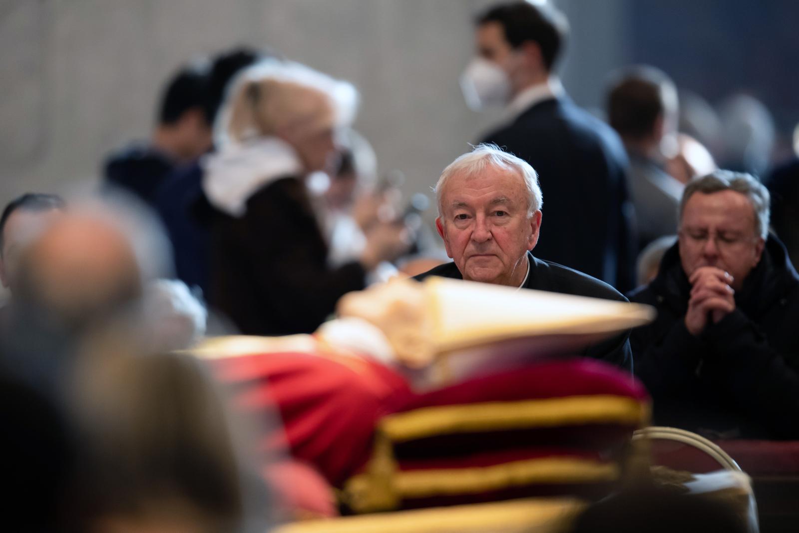 Cardinal prays in St Peter’s Basilica as Pope Benedict lies in state