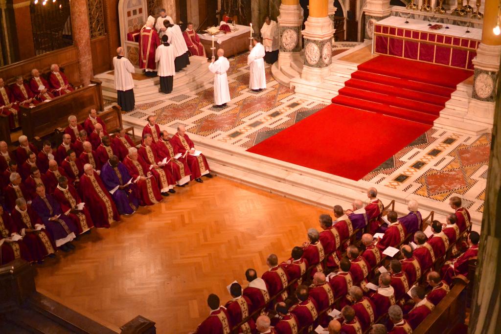 Over 100 priests and bishops gather to remember deceased clergy