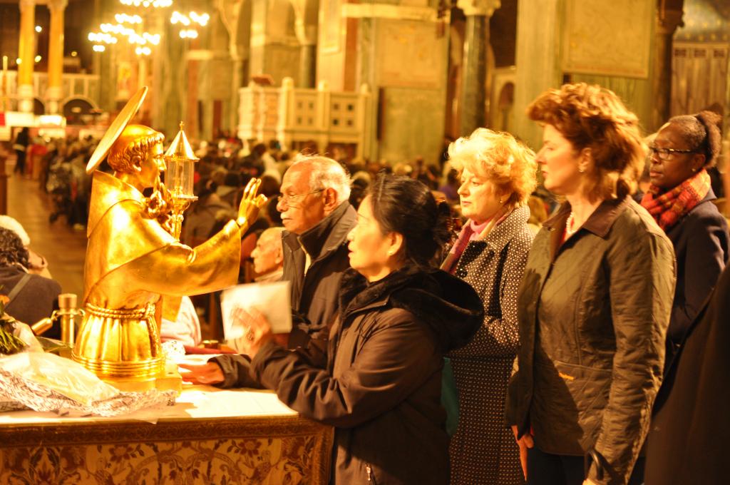 Over 6,000 venerate the relics of St Anthony of Padua at Westminster Cathedral