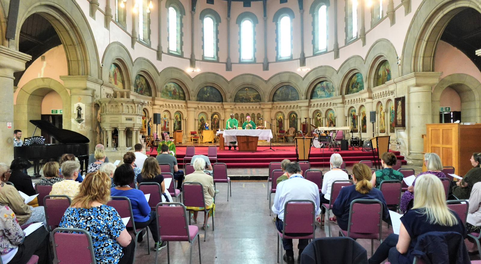 Pact supporters join Mass in prison chapel
